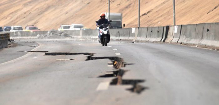 Sismo mediana intensidad provoca corte luz y deslizamiento tierra en Iquique