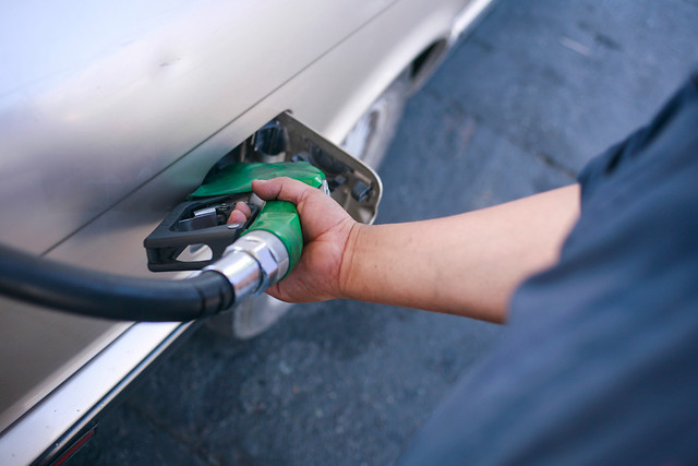 Econsult: Gasolinas mantendrían precio y diesel subiría $8 a contar del próximo jueves