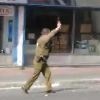 Carabinero saca su arma de servicio en marcha estudiantil en Valparaíso