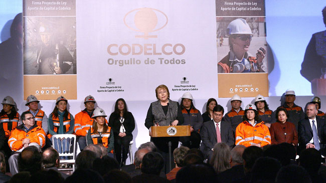 Bachelet firma proyecto que capitaliza Codelco en 4.000 millones de dólares