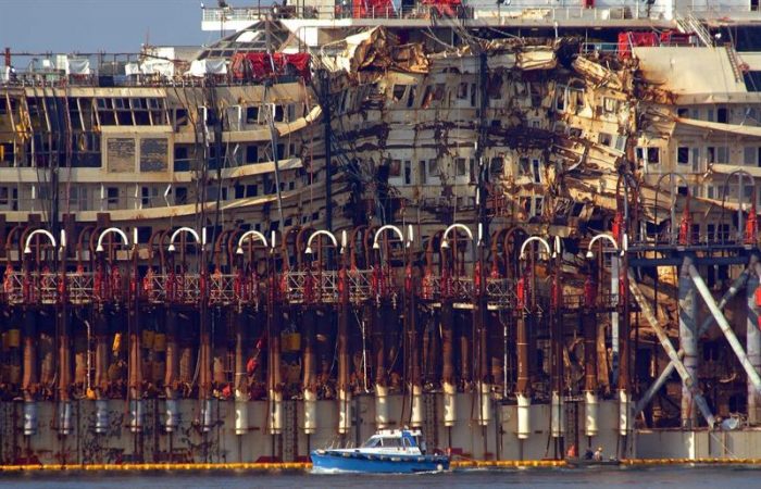 Encuentran restos óseos en el crucero «Costa Concordia» que naufragó en Italia