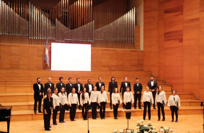 Coro Magnificat en concierto Latinoamericano, en Sala Isidora Zegers, Facultad de Artes Universidad de Chile 6 de agosto