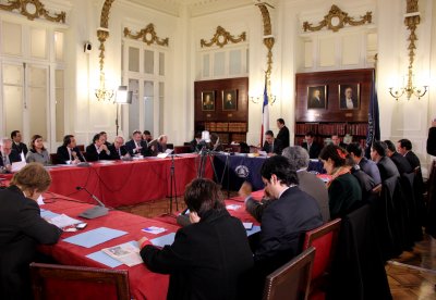 Constitucionalistas debaten propuesta planteada por Bachelet respecto a crear una nueva Carta Fundamental