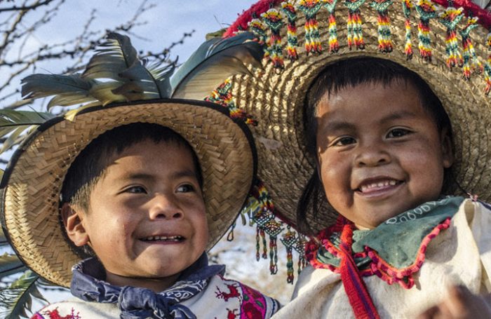 Llega a Chile la película “Huicholes: Los Últimos Guardianes del Peyote”