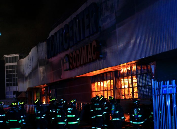 Incendio destruye por completo local de Homecenter Sodimac en Ñuñoa