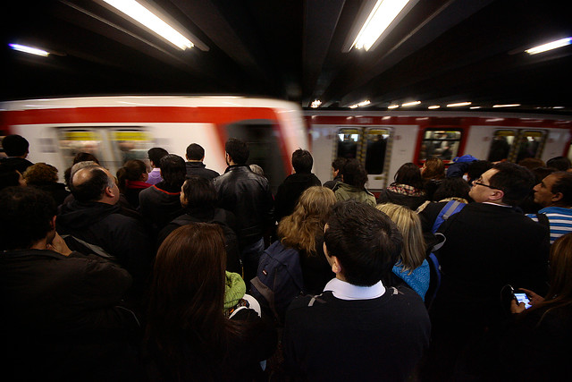 Ossandón (RN) calificó como «medida parche» la prohibición de Metro de ingresar con bultos grandes