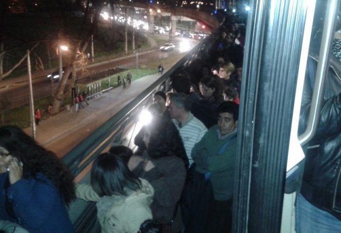 La ciudad de la furia: Metro cierra la Línea 5 y pasajeros indignados debieron evacuar a pie por las vías