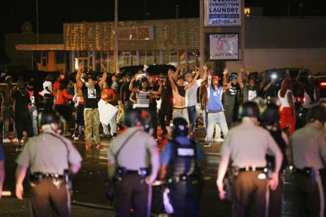 Gobernador dice que toque de queda en Ferguson podría durar días