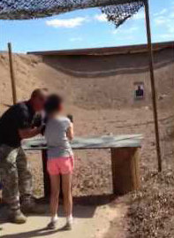 Niña en Arizona mata a instructor de tiro en accidente