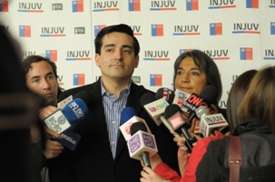 Peñailillo reitera que ‘Chile es un país seguro y tranquilo’ ante advertencias de algunos países
