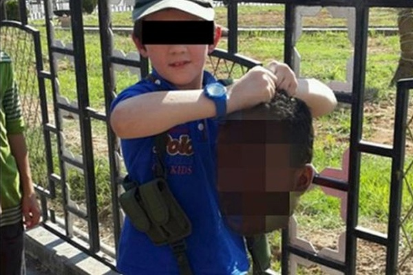Australia: horror por foto de niño sosteniendo «cabeza decapitada»