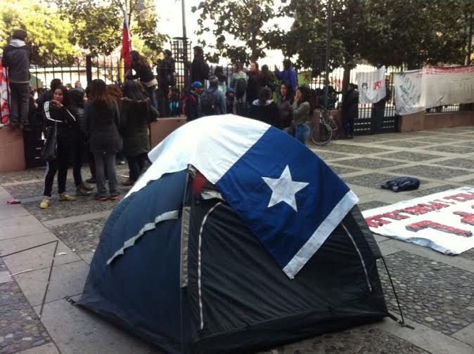 Pobladores arman campamento al interior de Facultad de Derecho de la U. de Chile