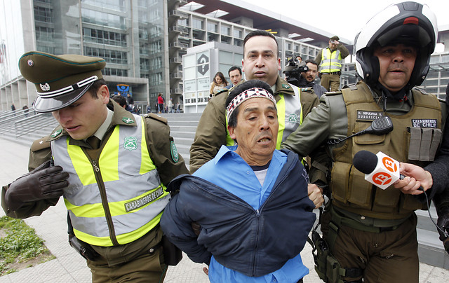 Mapuche intenta quemarse a lo bonzo en Centro de Justicia