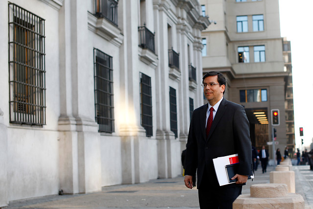 Ex ministro Alberto Arenas en su reaparición en debate público: Chile necesita nueva constitución porque «la de hoy día no nos une»