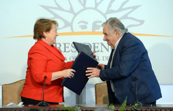 Bachelet firma acuerdo de DD.HH. con «Pepe» Mujica