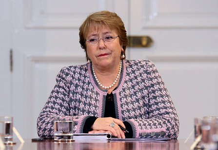 Bachelet responde a cuestionamientos de la derecha por atentado y dice que «estamos enfrentando un tema de Estado»