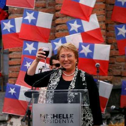 Presidenta Bachelet bailará el tradicional pie de cueca con su hijo Sebastián Dávalos