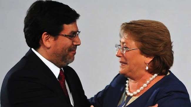 Bachelet sale en defensa de su ministro de Hacienda y dice que cuenta “con absolutamente toda mi confianza”