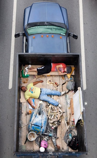 Fotografia de la serie "Car poolers" (2011-2012) de  Alejandro Cartagena 