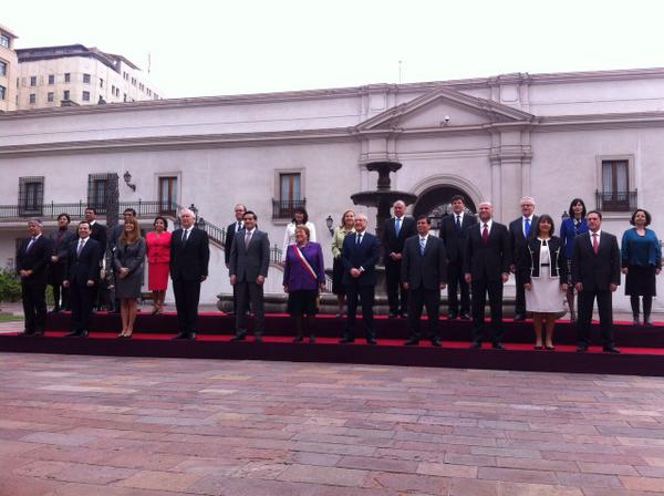 Presidenta se realiza tradicional fotografía con gabinete de ministros en La Moneda