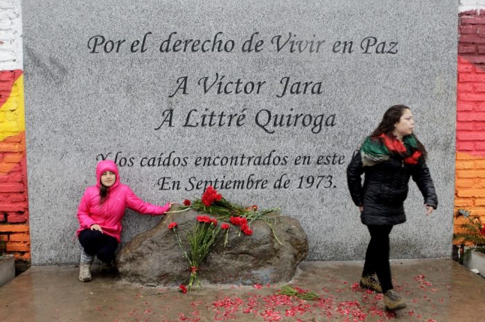 Inauguran memorial de Víctor Jara en sitio donde fue hallado su cadáver