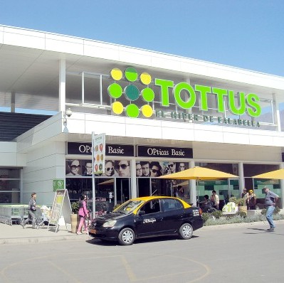 Explosión de bomba de ruido en supermercado de Viña del Mar deja a una trabajadora lesionada