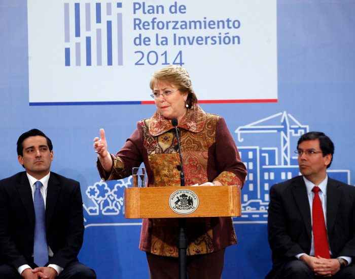 Bachelet anuncia plan de reforzamiento de la inversión ante presión de empresarios por malos resultados