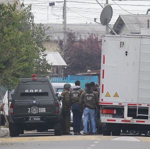 Carabineros busca a dos sospechosos que se mantienen prófugos tras evitar operativos por bombazos en Santiago