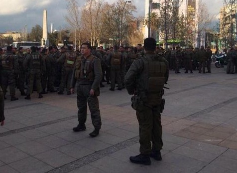 Contingente de Carabineros llega hasta estación Metro Baquedano para evitar «evasión masiva»