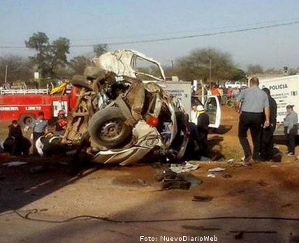 Al menos once muertos en choque entre un camión y un microbús en Argentina
