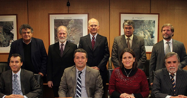 Óscar Landerretche golpea la mesa en directorio de Codelco