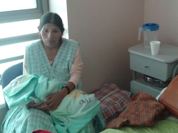 Investigarán hospital en Arica que retuvo durante cinco días a boliviana que dio a luz en el recinto