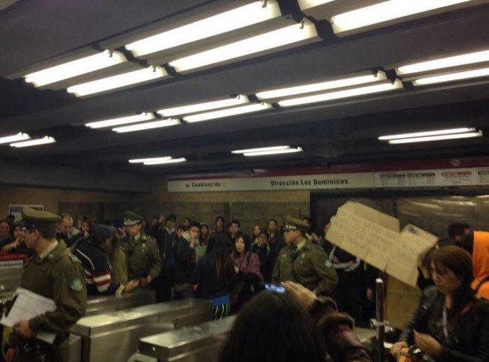 Desobediencia civil: multitud se organiza en redes sociales para no pagar el Metro en rechazo a alza de pasajes y fallas del sistema