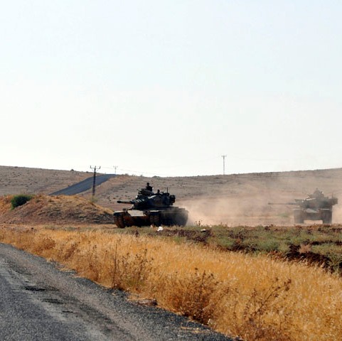 Tanques turcos se despliegan en frontera con Siria tras ataques de yihadistas