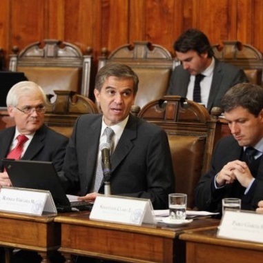 Rodrigo Vergara entra en la coyuntura y da señal política en su presentación del IPoM ante pleno del Senado