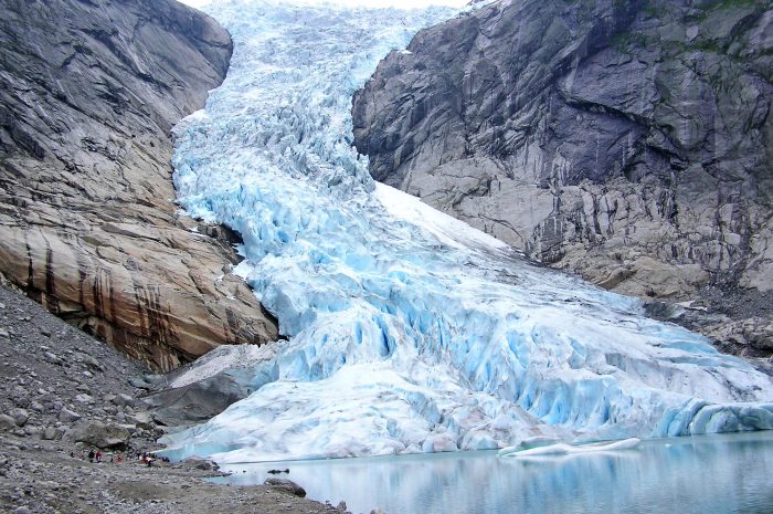 «Bancada Glaciar» insta al ministro Badenier a patrocinar proyecto que protege los glaciares