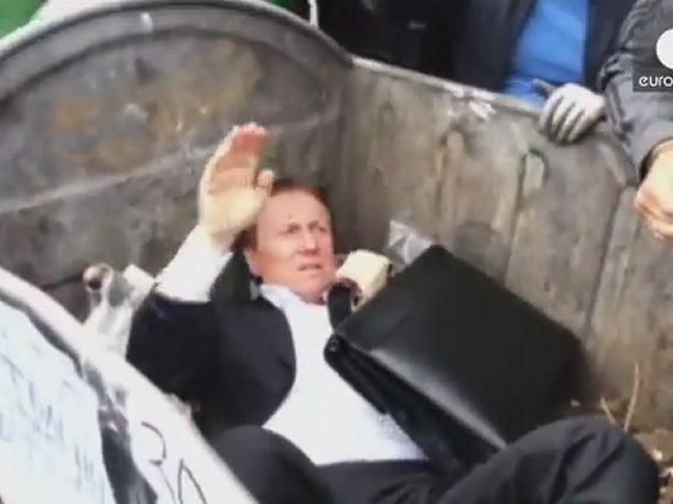 Video: Lanzan a un diputado ucraniano a la basura