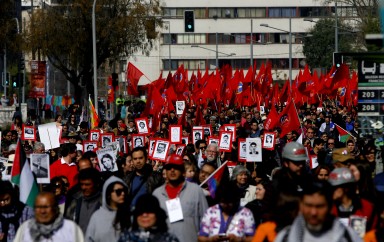 Víctimas de la dictadura marchan hasta el memorial del detenido desaparecido