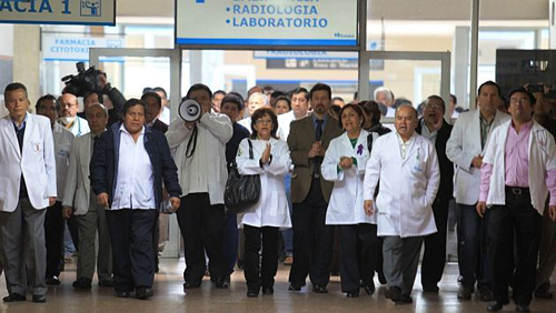 ¿Por qué faltan médicos en Chile?