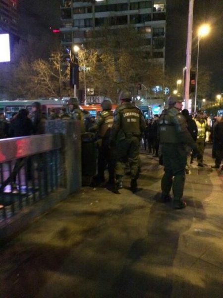 Bolso abandonado genera operativo policial y evacuación del Metro Baquedano