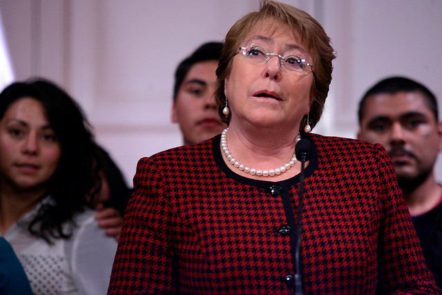 Bachelet encabeza cumbre política  en La Moneda para amarrar agenda legislativa anti bombas
