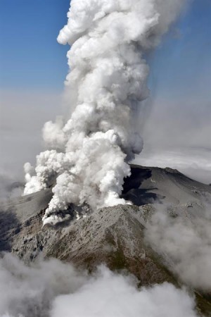 Buscan a 45 personas desaparecidas en erupción volcánica en Japón