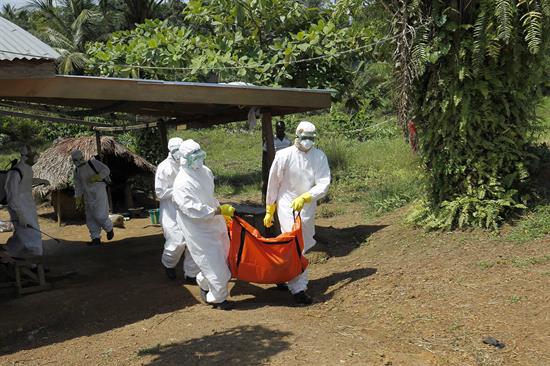 El número de casos de ébola superó los 10.000, dice la OMS