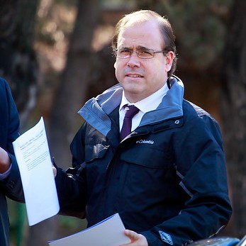 Ministro Undurraga: «Estoy indignado, no se puede jugar con la honra de las personas»