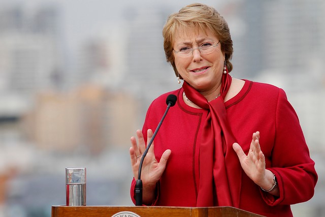 Pentagate: Bachelet pone su credibilidad por delante de ataques y dice que «en mi campaña no hay un solo peso ilegal»