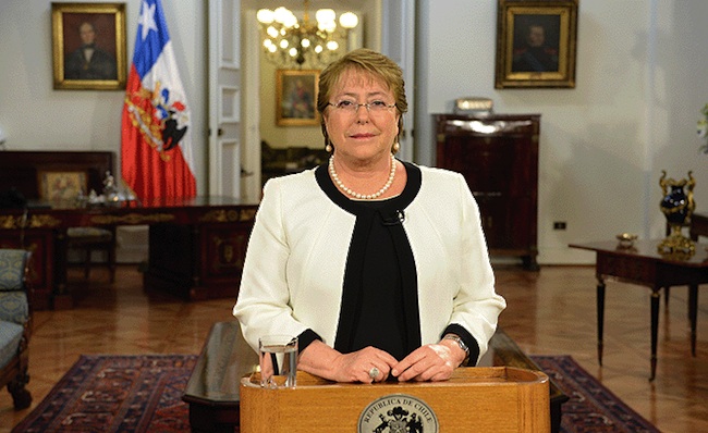 Bachelet propone el mayor aumento en gasto público desde recesión de 2009 para reactivar una economía que aún no toca fondo