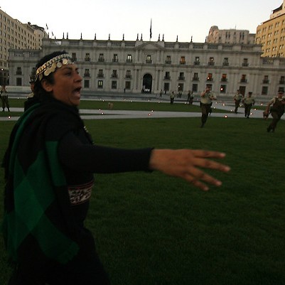 Mapuches protestan frente a La Moneda por muerte de comunero