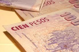 Alza en tasas bancarias no pueden frenar desplome de pesos en Argentina