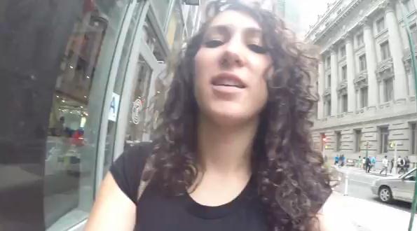 Video muestra cómo una mujer es acosada en la calle cien veces en diez horas