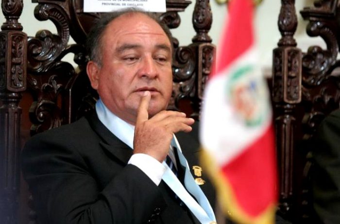 Capturan a alcalde peruano que escondía en su casa 1,7 millones de dólares